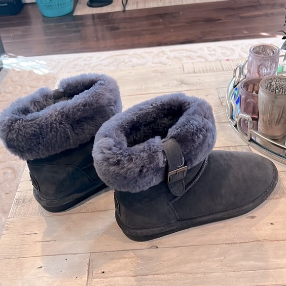 Gray Abby sheep skin Bearpaws  like new!us sz9 I wear 81/2 fit me - Picture 11 of 12